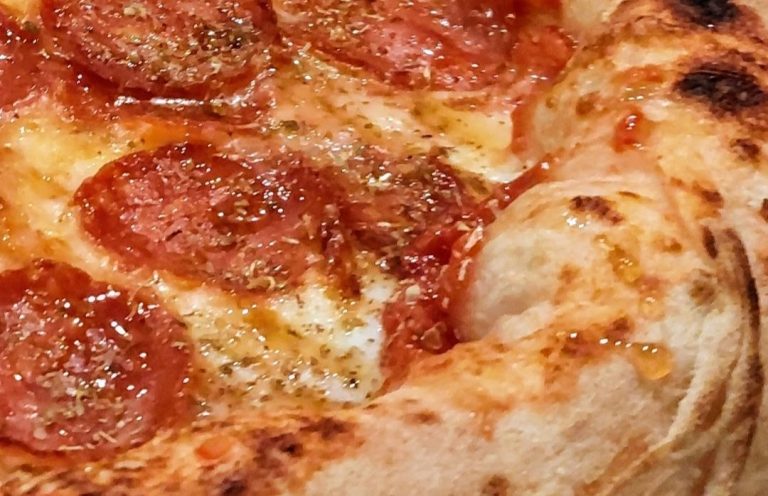 Pizza Hot Honey im Café Sculptura in Altenberge Pizza mit knusprigem Rand, belegt scharfer Salami und Chili-Honig.