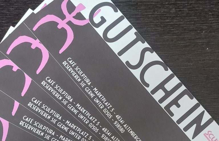 Unsere Gutscheine, erhältlich ab 5 Euro Warenwert. Mehrere Gutscheine mit dem Wort "Gutschein" in pinker Schrift auf schwarzem Hintergrund.