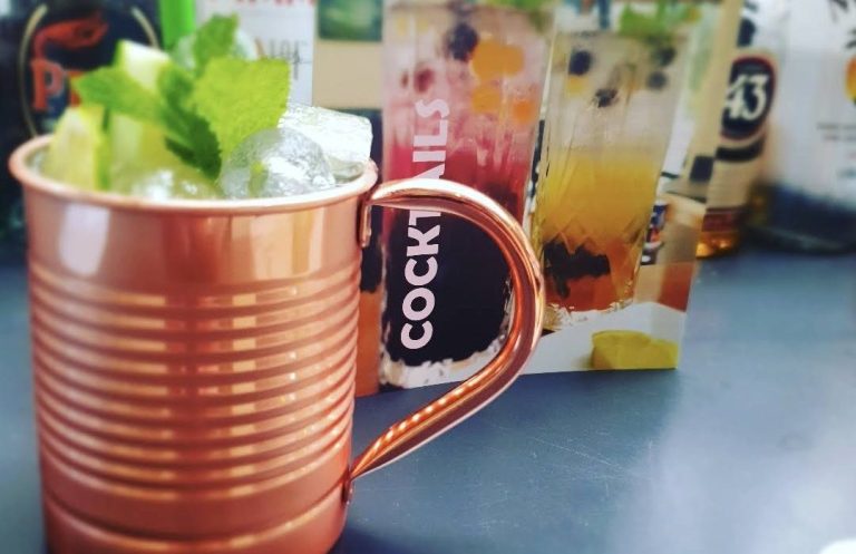 Gin Mule Cocktail und Cocktailkarte im Sculptura in Altenberge Moskau Mule im Kupferbecher, garniert mit frischer Minze und Eiswürfeln.